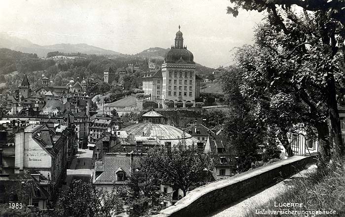 Das Kuppeldach des 1918 fertiggestellten Hauptgebäudes der SUVA überragt die ins Quartier eingebettete Rotunde des Panoramas.