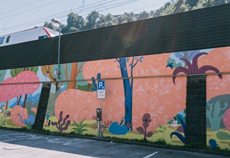 Ein Blick auf das Wandbild bei der Sammelstelle Dammgärtli