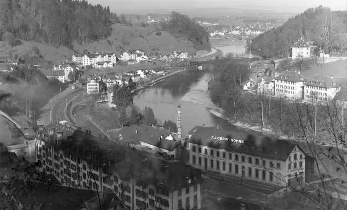 Die Reussinsel war hundert Jahre lang durch einen Kanal vom Ufer getrennt. Diesen Kanal liess die Ladenbaufirma Obrist und Söhne (rechts im Bild) 1932 auffüllen.