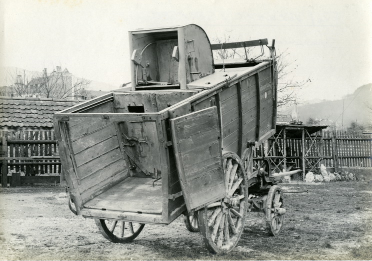 "Der Wagenpark der Stadtreinigung umfasste auf das Ende des Jahres 1906: 20 Kehrichtwagen, 1 Kehrichtmaschine (nur für gut gepflästerte Strassen verwendbar), 7 Pferdemistkarren,  (6 gewöhnliche und 1 'Lutocar'), 7 Kotbännen, 2 Kotwagen, 4 Sprengwagen, 9 Spritzenwägeli für Strassenknechte, 1 Schutt- oder Bännenwagen, je ein Kübel- und Jaucheabfuhrwagen" (Jahresbericht des Stadtrats für das Jahr 1906).