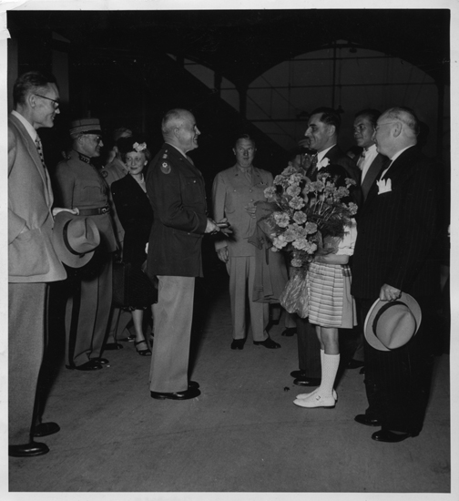 Der Präsident des Hotelier Vereins Luzern begrüsst General Lee und seine «Special Officers».