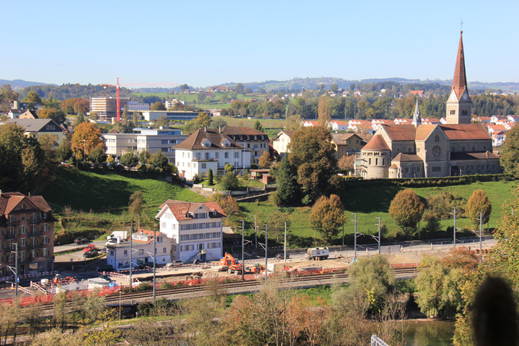 Der turmartige Neubau (im Hintergrund links) prägt die Silhouette an der Hangkante von Ruopigen.