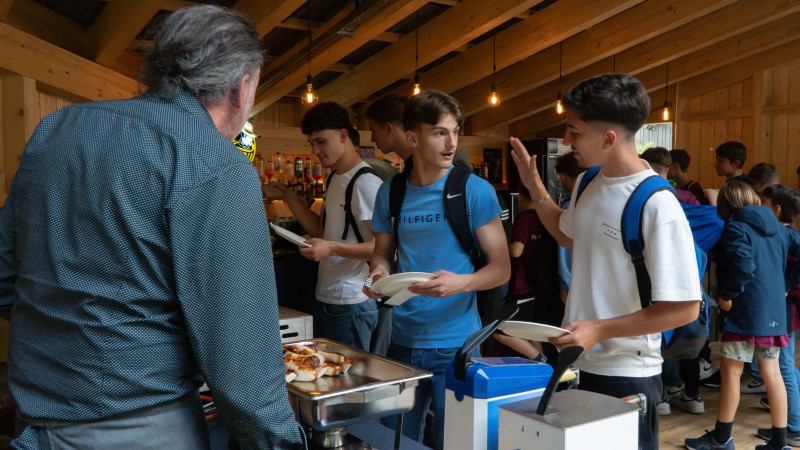 Menschen beim Buffet