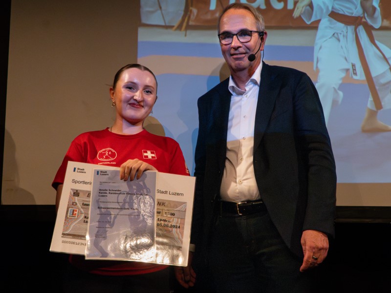Amelie Schneider, Karate Kimura Shukokai, Luzern zusammen mit Stadtpräsident Beat Züsli
