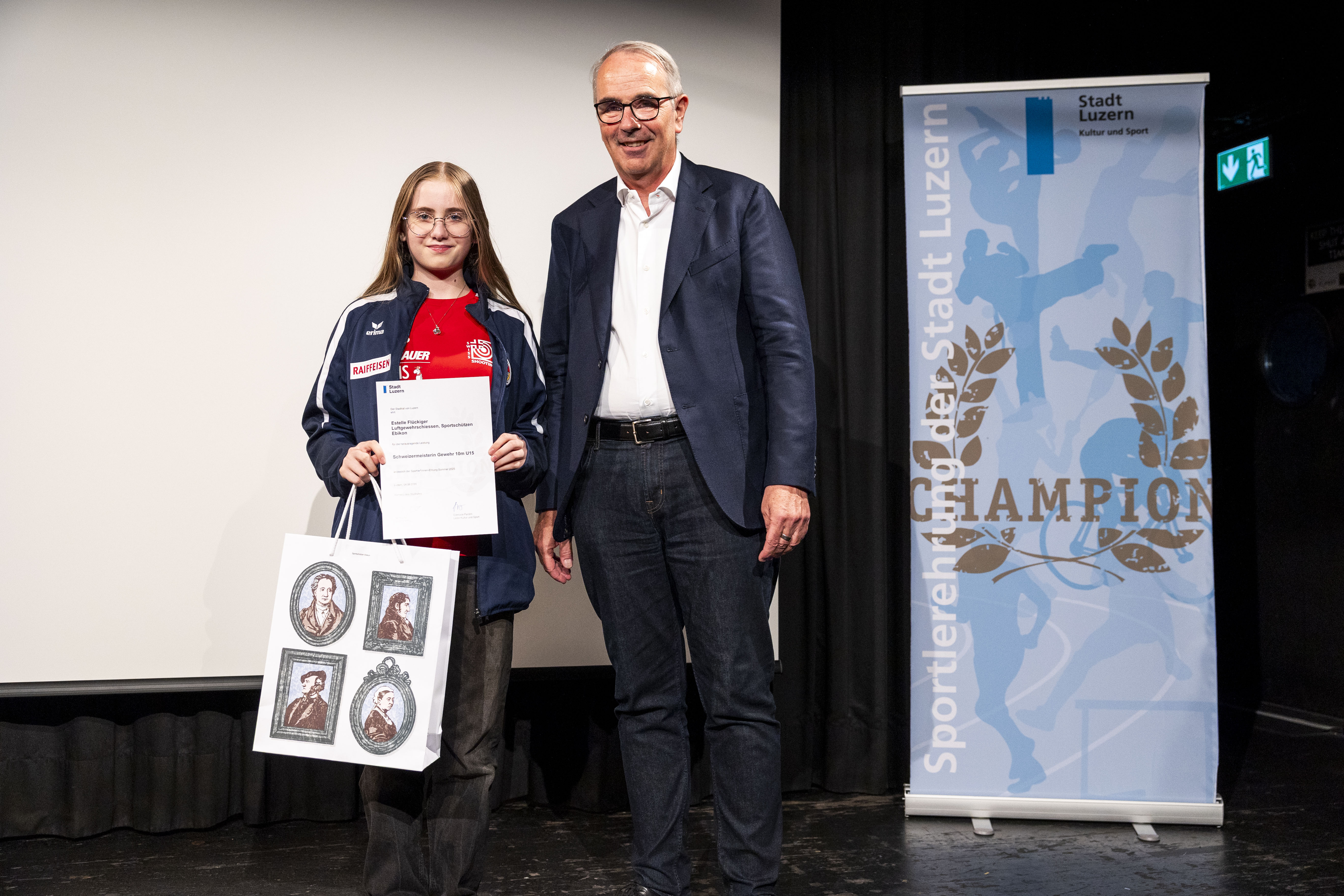 Estelle Flückiger mit Beat Züsli. Sportschützen Ebikon