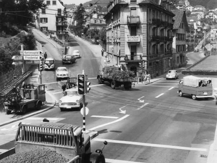 Neue Wegweiser und Lichtsignal