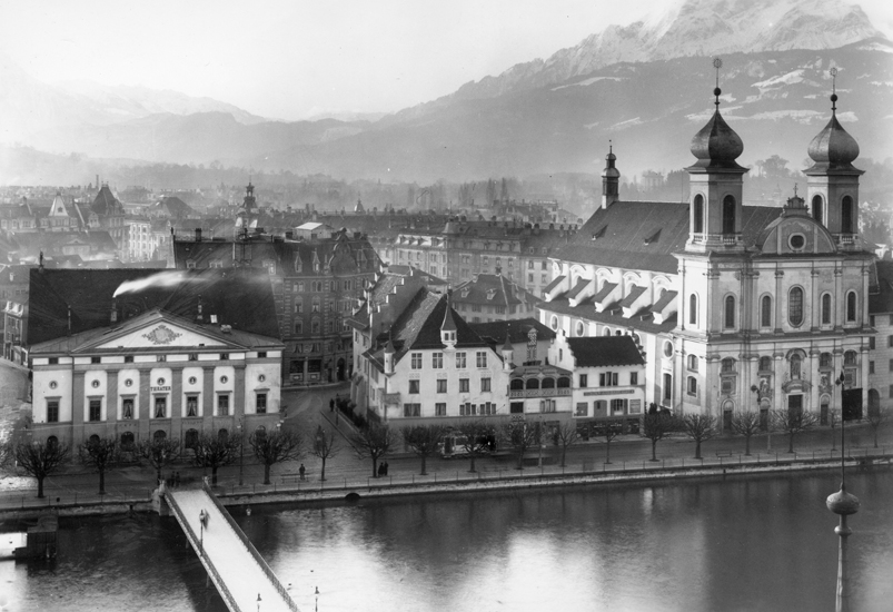 Der Schwerunkt des Bildarchivs liegt auf Fotos von Gebäuden und Stadtansichten. Es umfasst zudem Bilder von Ereignissen sowie Porträtaufnahmen.