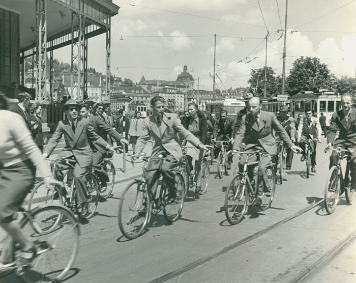 1948 verkehrten auf dem Bahnhofplatz zahlreiche Fahrräder.