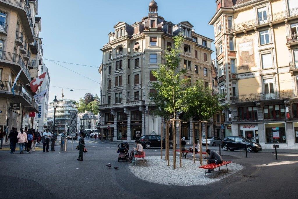 Museumsplatz: Viel Platz für die Wurzeln, unversiegelte Flächen und an das zukünftige Klima angepasste Baumarten machen die Mini-Parkanlage parat für zukünftig heissere, trockenere Sommer.