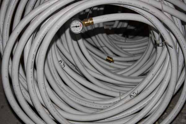 TABS-Schlauch: Das Gebäude wird mittels thermoaktiven Bauteilsystemen beheizt und gekühlt. Die Schläuche sind gleichmässig in der Betondecke eingelegt und werden pro Geschoss zentral angesteuert.