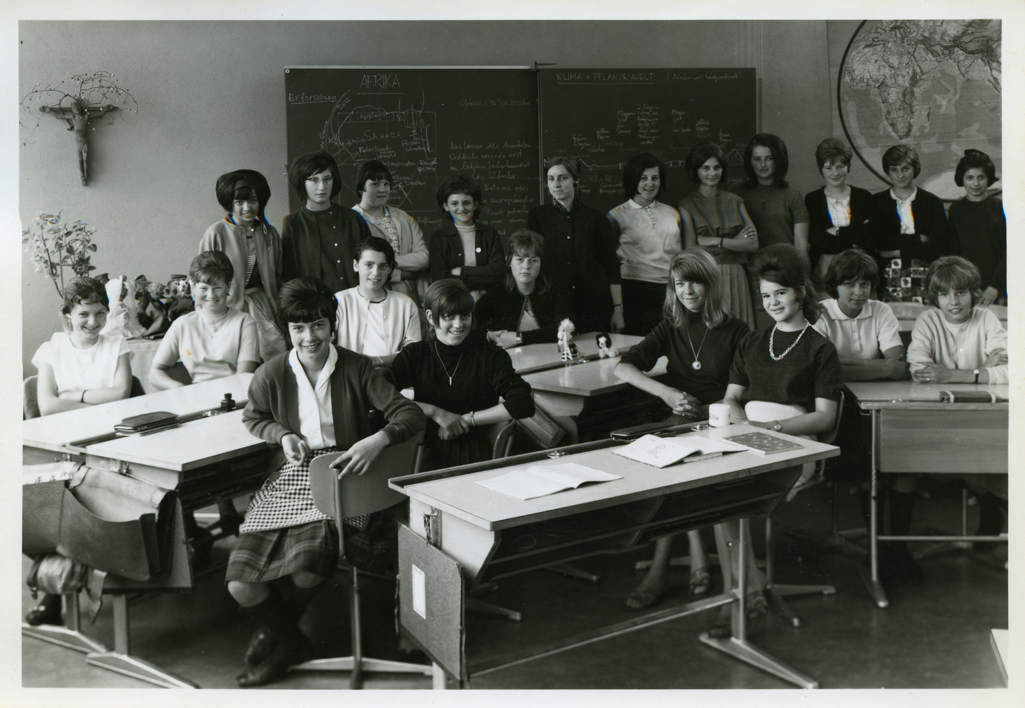 Einblick ins Klassenzimmer von Irène Abbondio-Zwyer im Schulhaus Littau Dorf 1966.