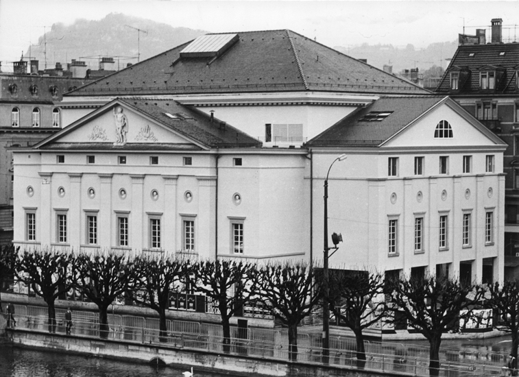 Angelehnt an den ursprünglichen Mittelrisalit bekam das Haus einen Vorbau mit offener Säulenhalle im Erdgeschoss, Foyer in der Mitte und Büros zuoberst.