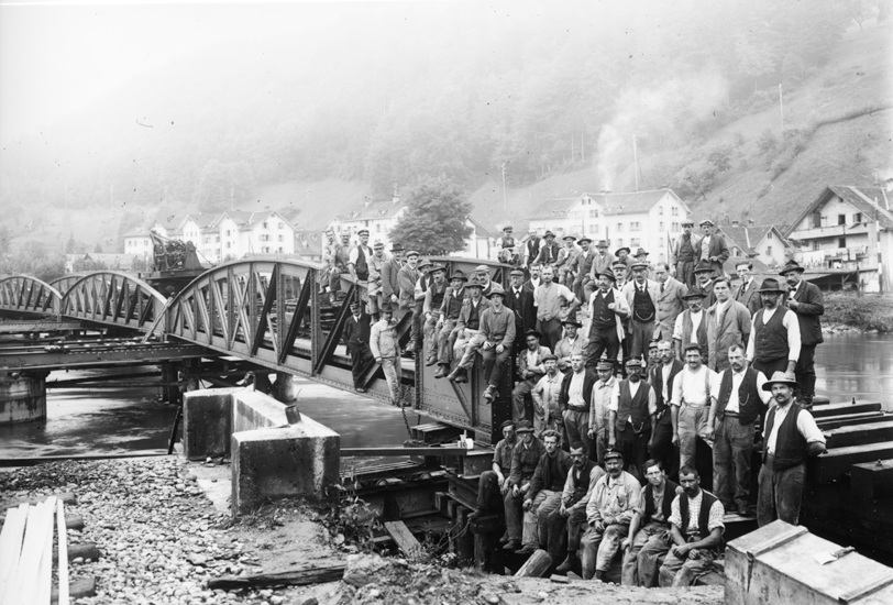 Blick vom Ufer Friedental Richtung Fluhmühle. Links im Bild: eine der Verschubbahnen mit Rollenzug, bestehend aus 15 Rollen von 150 mm Durchmesser.