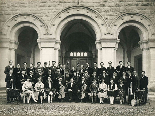 Orchestermitglieder vor der Kirche Reussbühl