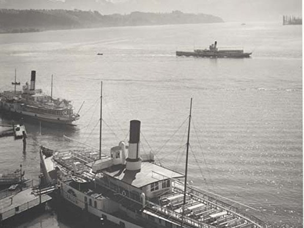 Schwarz-weiss-Foto des Dampfschiffes Gallia am Schweizerhofquai, im Hintergrund zwei weitere Raddampfer