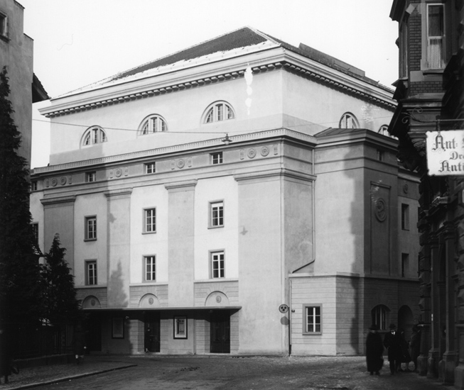 Die Jugendstil-Galerie wurde von denselben Architekten Vogt und Meili-Wapf geschlossen und sorgfältig neu gestaltet (später purifiziert). Neu sind die Eingänge auf die drei Fensterachsen ausgerichtet.