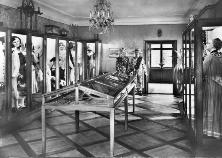 Neben rund 100 Trachten-Mannequins umfasste die Sammlung zahlreiche Stickereien und Schmuckstücke sowie antike ländliche Möbel und Einrichtungsgegenstände.