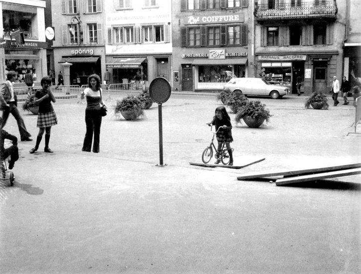 Auf dem Kornmarkt wurde bereits im Frühling 1972 ein Parkverbot eingeführt. Um diesem Geltung zu verschaffen, versperrte die Stadtpolizei den Platz mit Metallgittern.