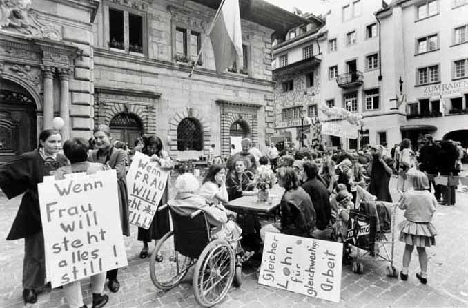 Im Rahmen des nationalen Frauenstreiktags machten 14. Juni 1991 Demonstrantinnen vor dem Rathaus auf fortbestehende Ungleichheiten aufmerksam.