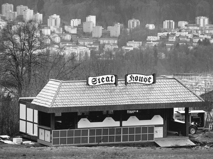 Anstelle des abgebrannten Restaurants stand zeitweise ein ausziehbarer Containerwagen auf dem Berg. Im Hintergrund das Würzenbachquartier.