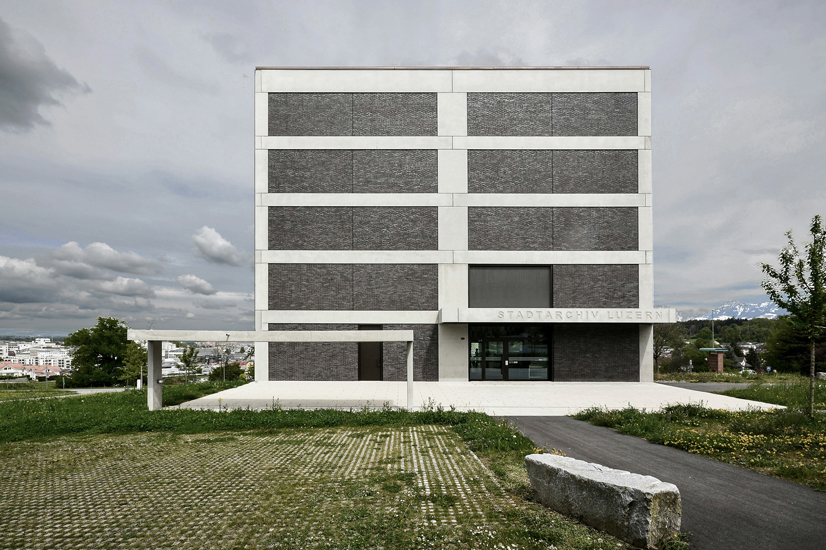Der Archivneubau wurde so konzipiert, dass er sich bei weiterem Platzbedarf auf der Nordwestseite übers Eck erweitern liesse (im Bild links).