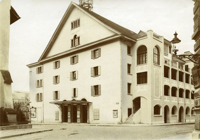 Die Architekten Emil Vogt und Heinrich Meili-Wapf verpassten dem Gebäude einen Anbau mit Treppentürmen und offener Galerie als Notausgang. Auf dem Dach ist ein Zentralständer für oberirdische Telefonkabel ersichtlich.