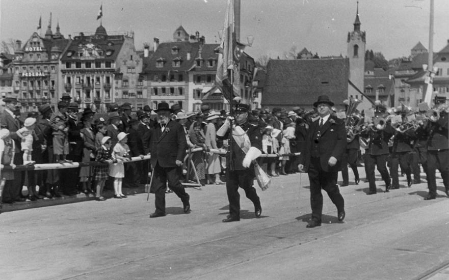Stadtpräsident Jakob Zimmerli unterwegs zur Brückenmitte, begleitet von der Stadtmusik.