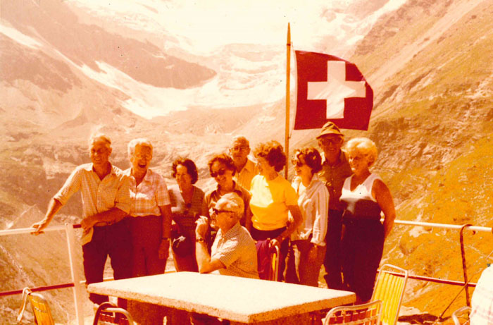 Während der beschwerlichen Tour geniessen die Wanderer eine gesellige Pause im Bergrestaurant.