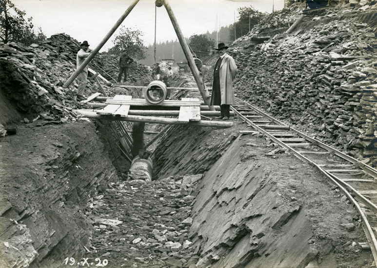Die städtischen Kanalisationsleitungen wurden parallel zur Wasserversorgung ab 1875 etappenweise ausgebaut. Erstellung der Kanalisation an der Wesemlinstrasse, 1920.