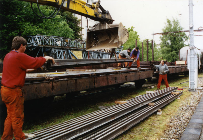 Da der benötigte Typ nicht mehr produziert wurde, besorgten sich die «PRO DBB»-Vertreter 1992 alte Schienen der Muottas-Muragl-Bahn, Samedan.