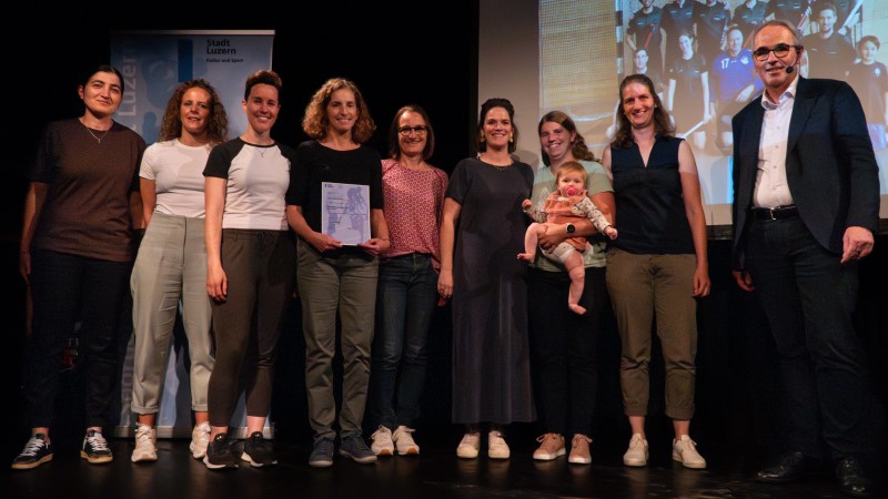 Teamfoto Landhockey, Luzerner Sportclub Frauen zusammen mit Stadtpräsident Beat Züsli