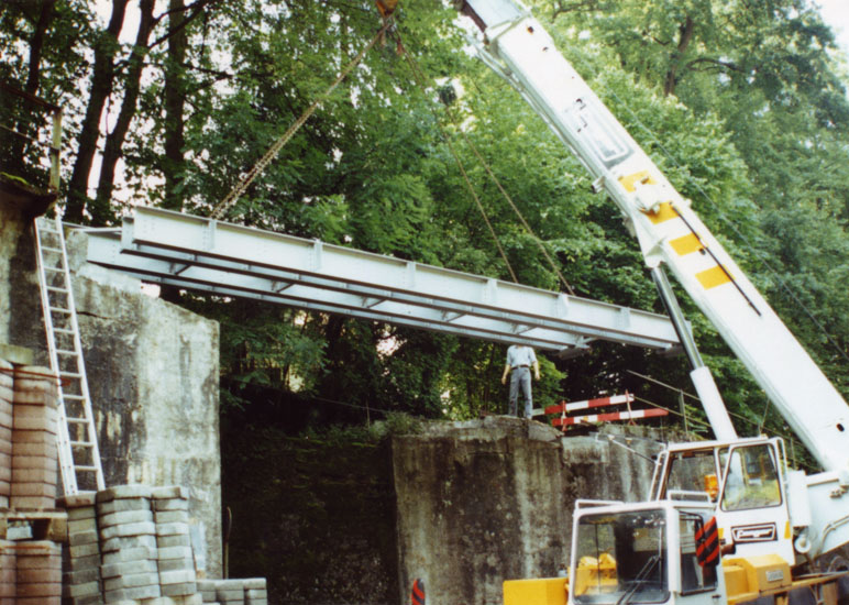 8.5 t Stahl werden wieder an ihren angestammten Platz zurückgesetzt.