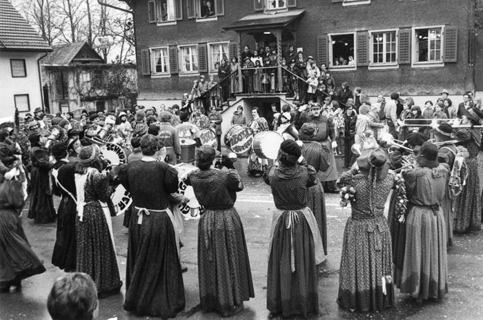 Guuggenmusigen Löchlitramper und Guuggi Schmotzer vor dem Wirtshaus Ochsen.