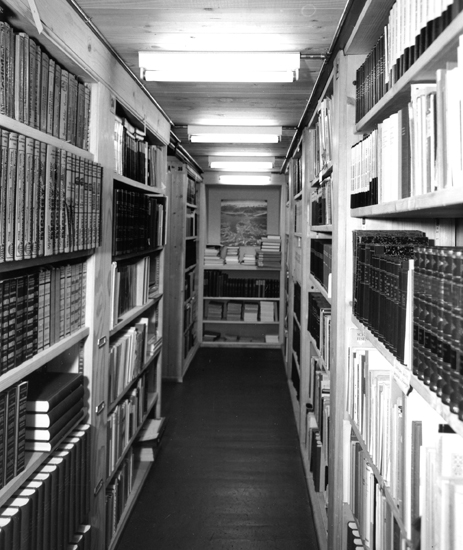 Die im Magazin ordentlich eingereihten Bände und Akten hatten im Jahresverlauf grossen Temperaturschwankungen zu trotzen. Links im Bild gut ersichtlich: Die Adressbücher der Stadt Luzern.