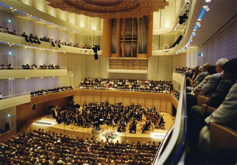 Entgegen dem ursprünglichen blau-roten Farbkonzept setzte sich Dirigent Claudio Abbado mit der Forderung nach einem weissen Saal durch. (LSO und 100 Metronome spielen Ligeti unter Jonathan Nott.)