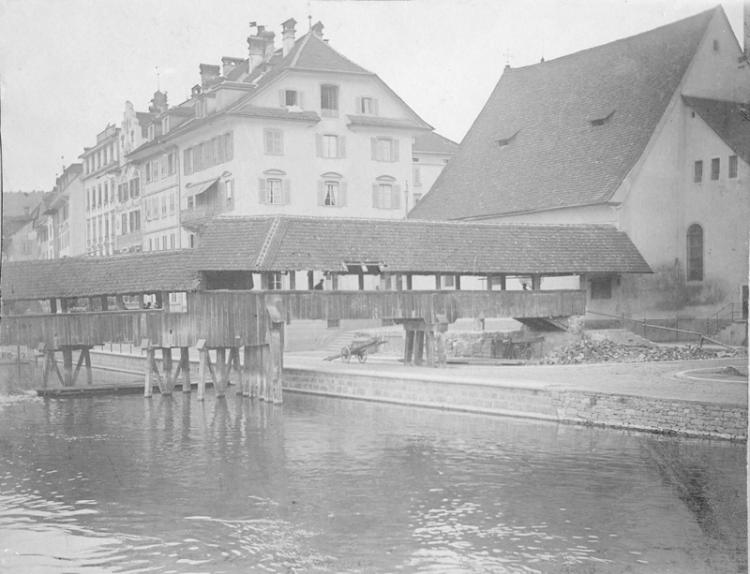 Der erhöhte Teil lag nun, für Schiffe unpassierbar, über der Strasse und wurde anschliessend zurückgebaut.