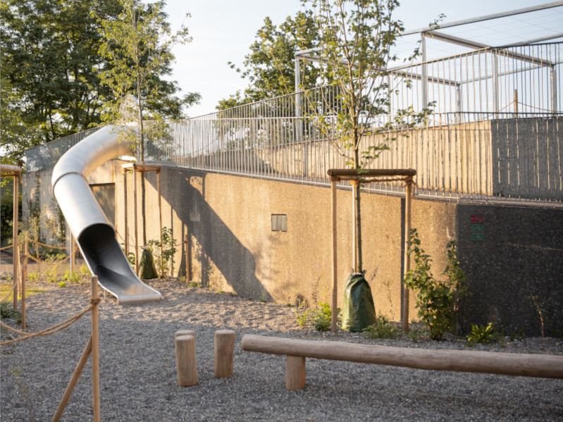 Aussenraum nach den Aufwertungen: Spielplatz auf entsiegelten Flächen