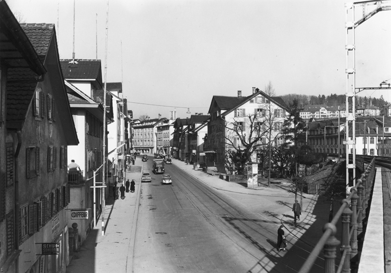 Die Überwerfung Baselstrasse in den 1950er Jahren. Hinter den Geleisen rechts die Liftfabrik Schindler, darüber das alte Kantonsspital.