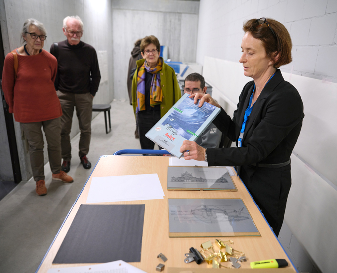 Anstelle von heiklem Transparentpapier kamen Fotokopien auf alten Hellraumprojektor-Folien zum Einsatz. Einer der Zuschauer gab sich ausgerechnet als Entwickler der verwendeten Folien zu erkennen.