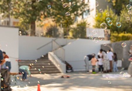 Kind schaut auf den Pausenplatz der Schule Fluhmühle