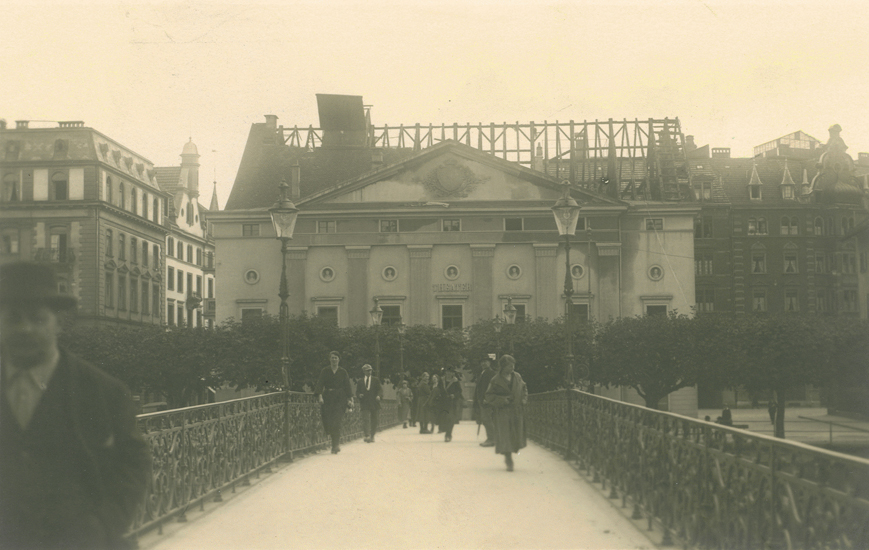 Am Abend des 29. September 1924 brach Feuer im Dachstock aus, zerstörte alle Kulissen, Requisiten, den Kostümfundus und vermutlich auch einige Dokumente und Pläne.