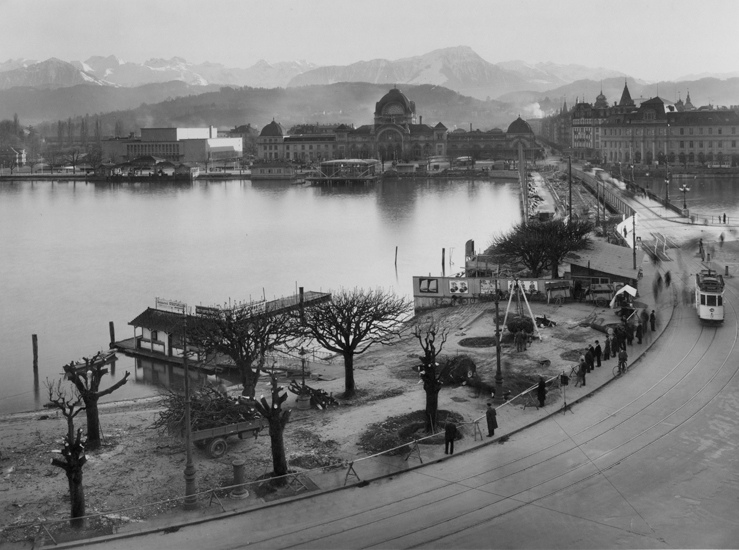 Auch für die Schifffahrt war die breitere Brücke ein Problem. Der um 10 m verkürzte Abstand machte eine neue Landungsbrücke nötig. Architekt Armin Meili baute vor dem Bahnhof eine grosse Halle.