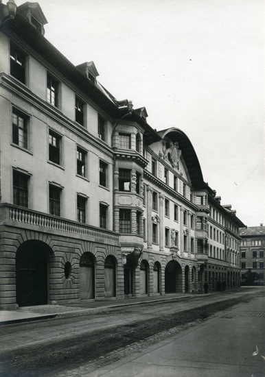 Nach der Erstellung des Stadthauses zog auch das Stadtarchiv 1919 in den Südflügel an der Winkelriedstrasse.
