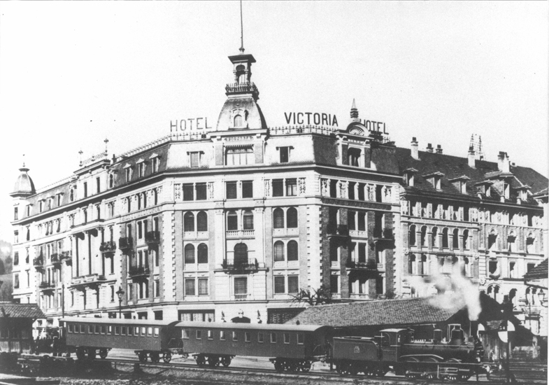 Die Dampflokomotiven verkehrten direkt vor dem 1890 erbauten Hotel Victoria. Das Hotel wurde bereits 1923/24 zu einem Geschäftshaus umgebaut.