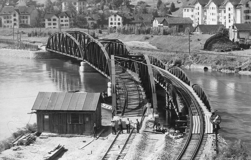 Links die neue fertiggestellte, aber noch nicht befahrbare Brücke, daneben die alte, als Provisorium genutzte Brücke, die zum Schluss zurückgebaut wurde.