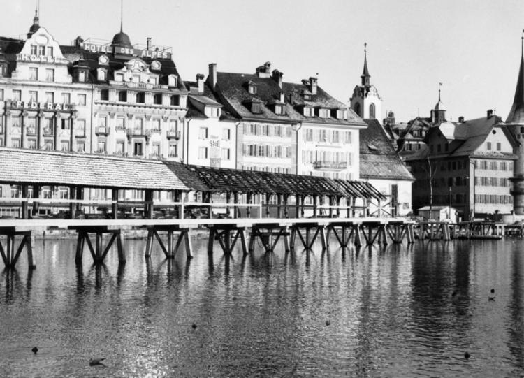 Für die Erneuerung des Unterbaus musste der ganze Oberbau vom Wasserturm bis zum Rathausquai abgebrochen und grossenteils ersetzt werden. 166 m3 neues Eichen- und 96 m3 Tannenholz wurden verbaut.