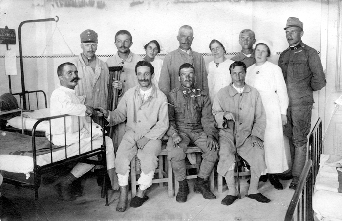 Die Postkarte zeigt Hanna Elmiger (hintere Reihe 2 v. r.) mit Ihren Kolleginnen und Patienten.