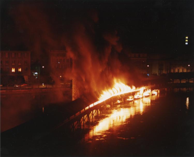 Das Feuer war vermutlich auf einem der unter der Brücke vertäuten Boote ausgebrochen, die Brandursache wird aber bis heute kontrovers diskutiert.