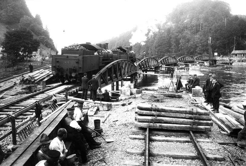 Zwei A 3/5-Lokomotiven fuhren mit vollem Dienstgewicht von je 115 Tonnen mit 25 km/h auf die Brücke und vollzogen in der Mitte eine Vollbremsung. Regulär galt 10 km/h und Bremsverbot.