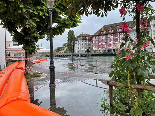 Blick vom Reusszopf zum Reusssteg bei Hochwasser